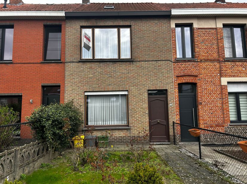 Gezinswoning met 2 slaapkamers en zolder<br />
<br />
Ligging:<br />
Deze gezinswoning is gelegen aan de Steenweg op Mol, op een vlot bereikbare lo
