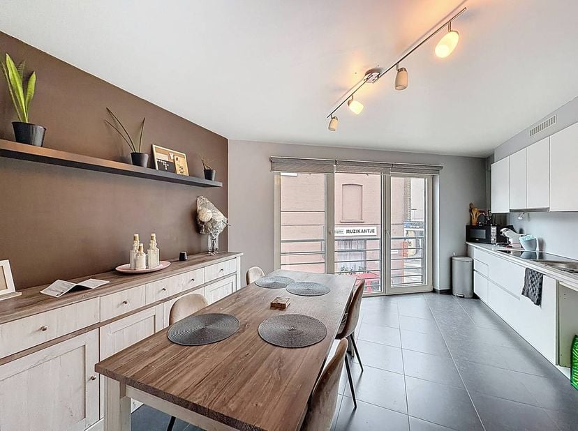Ce spacieux appartement en duplex situé dans la Herlegemstraat est le point de départ idéal pour ceux qui souhaitent vivre confortablement à proximité