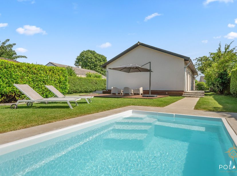 Moderne, élégant et parfaitement fini dans les moindres détails : ce magnifique bungalow a récemment été entièrement rénové et est véritablement prêt
