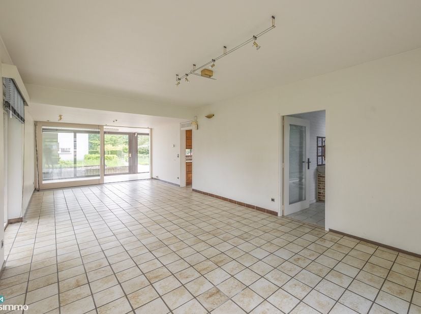 VERRASSEND RUIME, VRIJSTAANDE WONING MET MULTIFUNCTIONELE RUIMTE (TANDARTSPRAKTIJK), DUBBELE GARAGE EN RUIME ZUIDWEST-GEORIENTEERDE TUIN IN VAL-MEER<b