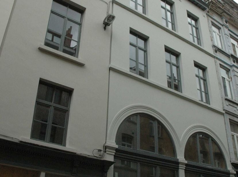 Dit appartement is ideaal gelegen nabij de Europese instellingen, de Place Jourdan en het Leopoldpark, en biedt bovendien snelle toegang tot het openb