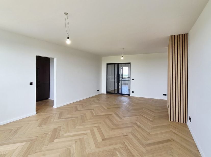Dit prachtig en luxueus gerenoveerde appartement ligt centraal nabij de Bist, in het hart van Wilrijk. Het combineert een hoogwaardige afwerking met m