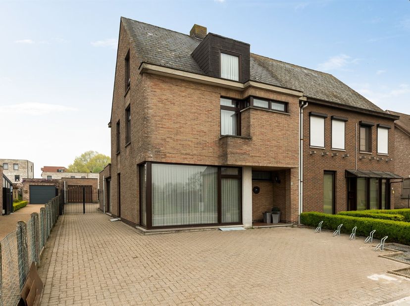 Ruime halfopen bebouwing met praktijkruimte en tuin in Geel<br />
<br />
De woning is gelegen aan de Groenstraat 68 in Geel, in een rustige en aange