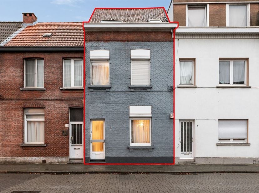 Ligging: Deze ruime woning met mogelijkheden is zeer rustig doch centraal gelegen nabij de Minister Delbekelaan. Verschillende scholen, winkels, horec