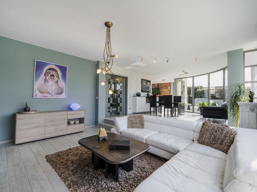 Welkom in deze ruime en uitstekend onderhouden woning, gelegen in de rustige Voetbalstraat.<br />
Deze charmante villa uit 1997 combineert comfort, ru