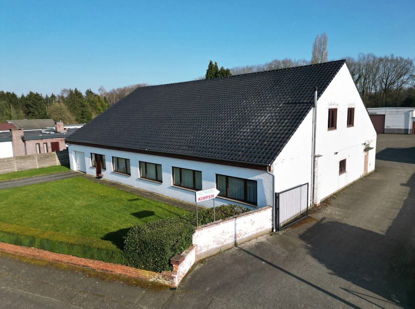In Zutendaal, de groenste gemeente van Vlaanderen, staat deze zeer ruime woning op een perceel van 5.340m² te koop. Met een gelijkvloers met een opper