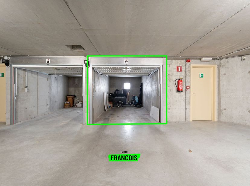 In de Franchommelaan te Blankenberge, aan de Weststraat trap, treffen we deze uiterst centraal gelegen garage aan in het garagecomplex Belvedair. Deze