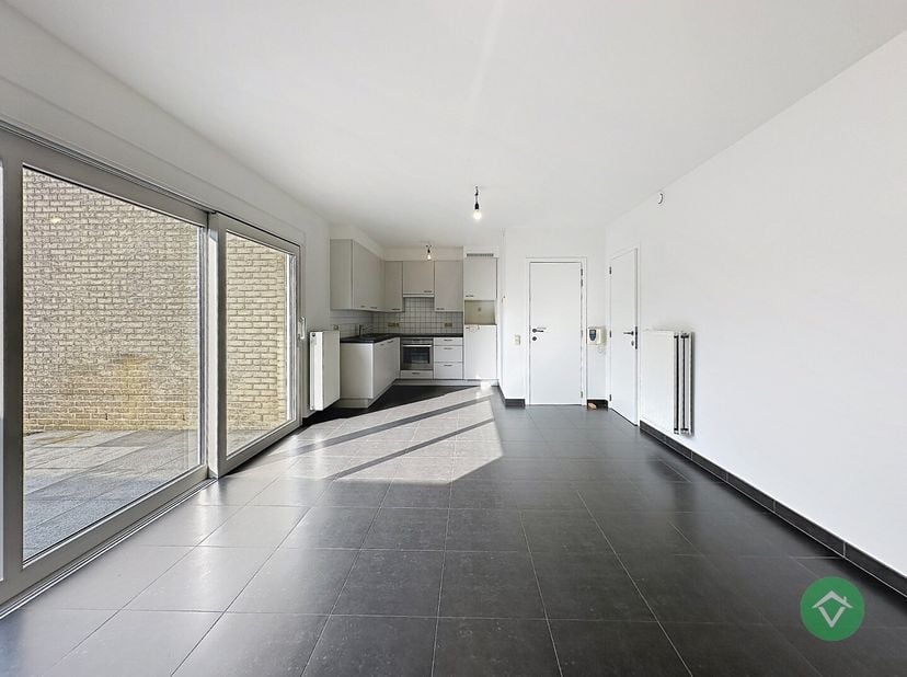 Op zoek naar een comfortabel en zonnig appartement op een vlotte ligging? Dan is dit instapklare gelijkvloers appartement in Gistel precies wat u zoek