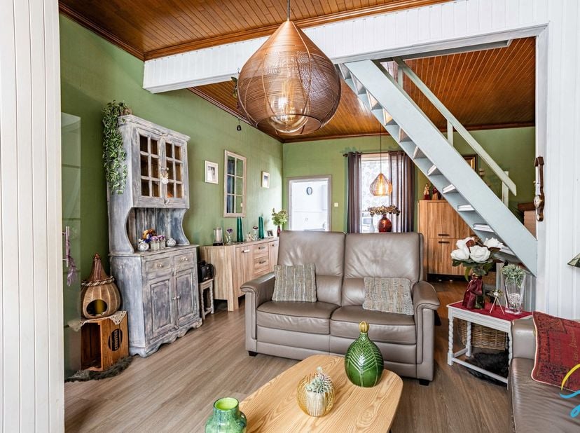 Te koop te Zele!<br />
Deze gezellige woning is uitstekend gelegen in het centrum van Zele, op wandelafstand van winkels, openbaar vervoer en het stat