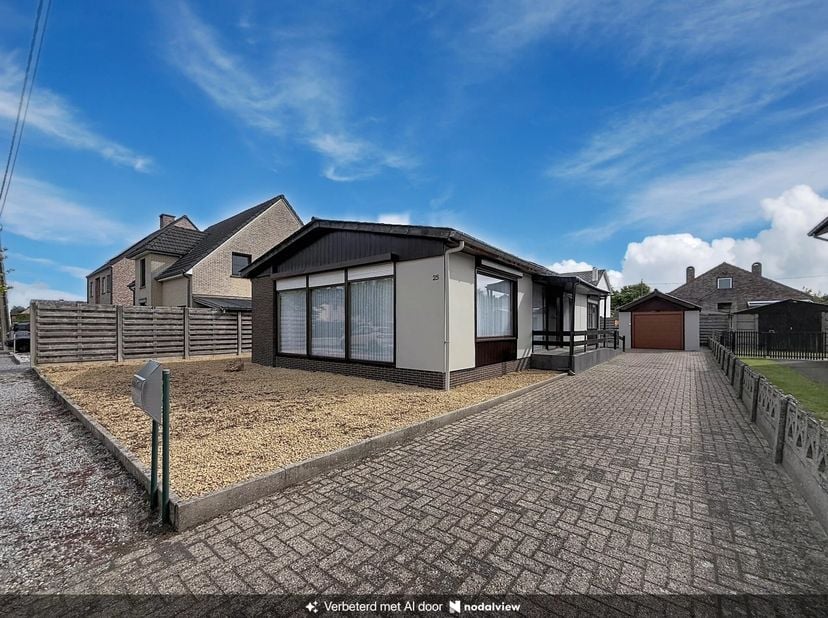 Op zoek naar een gelijkvloerse woning  met garage en tuin, gelegen in een rustige woonomgeving en vlak bij de natuur? Dan is deze woning zeker een bez