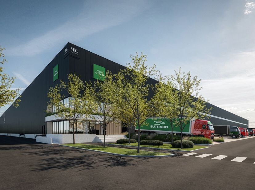 Modern logistiek magazijn<br />
Oppervlakte 11 000 m²<br />
Vrije Hoogte 13,7 meter<br />
Grondpoort<br />
Slimme LED verlichting<br />
Carbon en Ener