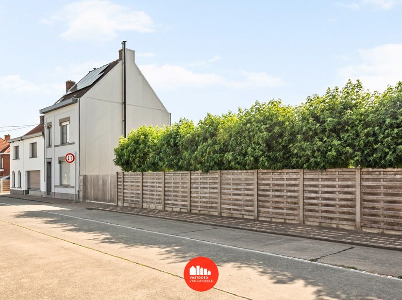 Bent u op zoek naar een ruime, instapklare gezinswoning met een prachtige tuin en veel bergruimte ? Dan is deze verzorgde halfopen bebouwing in Komen-