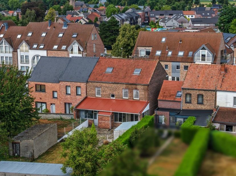 Op zoek naar een ruime woning die je volledig naar eigen smaak kunt inrichten? Deze gesloten bebouwing, gelegen aan de Steenweg 192-194 in Heers, bied