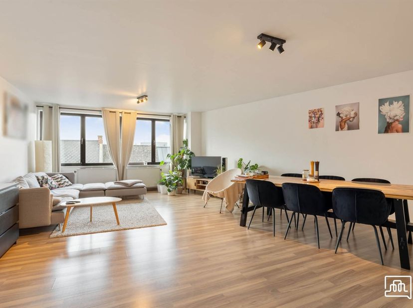 Tienen: Modern en recent gerenoveerd appartement met 2 slaapkamers<br />
<br />
Dit ruime en recent gerenoveerde appartement van 101m² is gelegen in