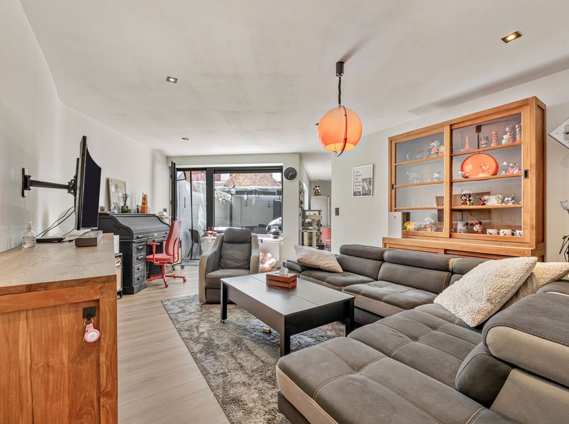 Instapklare woning vlakbij het centrum en het station van Roeselare zoekt nieuwe eigenaars!<br />
We betreden de woning via de inkomhal die ook over e