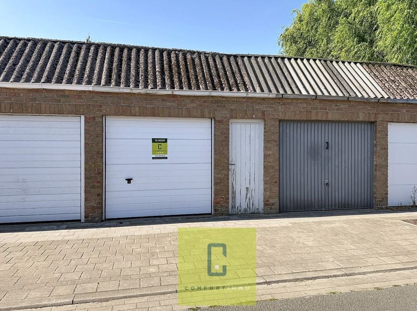 Garage met extra stuk grond, ideaal als opslag- of investeringsmogelijkheid.<br />
<br />
Een garage gelegen in de Invalidenstraat, met een bijkomend