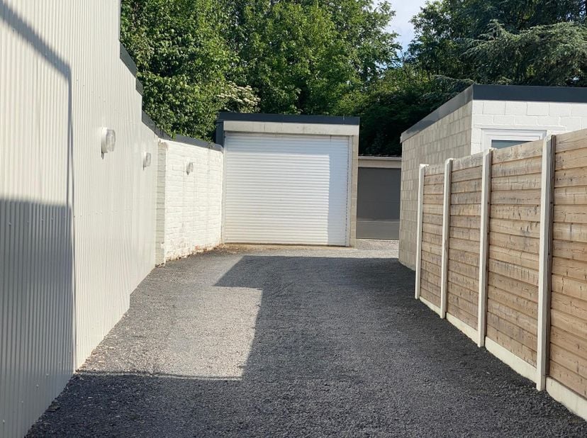 Dit kan je huren<br />
&amp;nbsp;<br />
Een grote omheinde tuin van 750m2 met overdekte doorgang van 3,3m x 7,0m afgesloten door een garagepoort met een d
