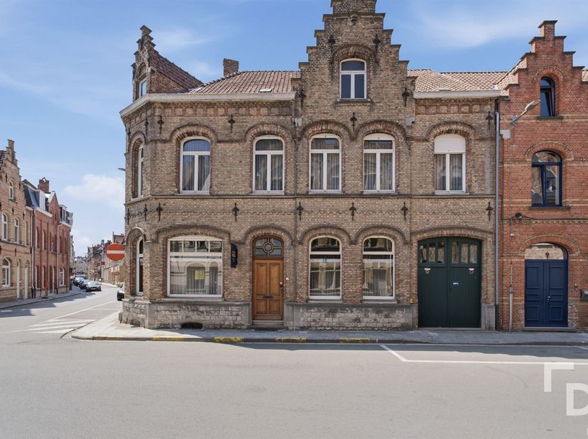 In het hart van Ieper, op slechts 150 meter van de Menenpoort, vinden we deze authentieke herenwoning.<br />
Deze woning heeft een rijke geschiedenis