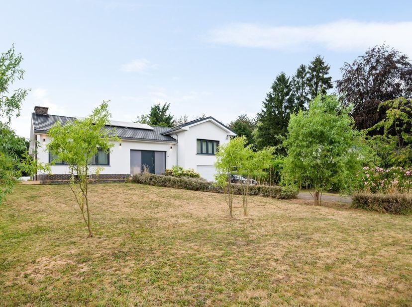Op een aangename locatie in Heist-op-den-Berg bevindt zich deze bijzonder verzorgde woning op een mooi perceel van ca. 1.187 m². De woning beschikt ov