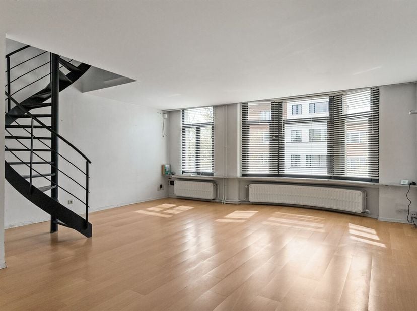 Ligging: Deze woning is gelegen op een uiterst centrale locatie aan de Bruynlaan 42 in Wilrijk. Dankzij de nabijheid van winkels, openbaar vervoer, sc
