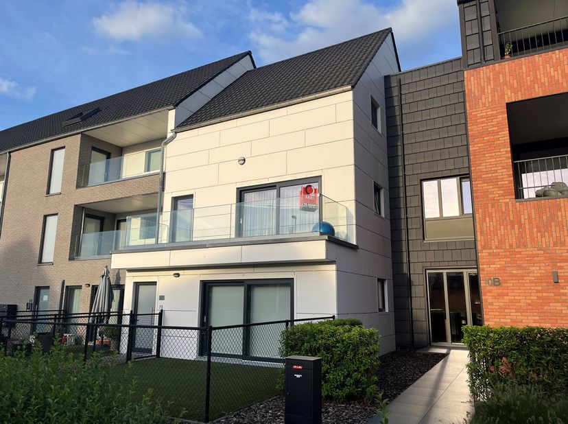 Modern en recent appartement binnen residentie 't Dorp gelegen midden in de dorpskern van Vorst-Laakdal<br />
Het appartement is als volgt ingedeeld:<