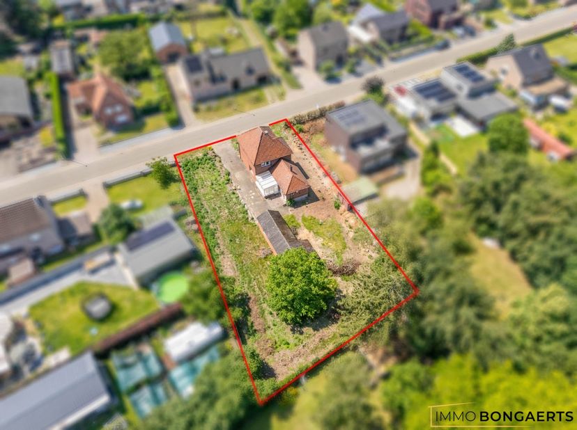 TE RENOVEREN WONING OP PERCEEL MET TAL VAN MOGELIJKHEDEN<br />
<br />
Deze woning is gelegen op een perceel van maar liefst 12a26ca. Door zijn central