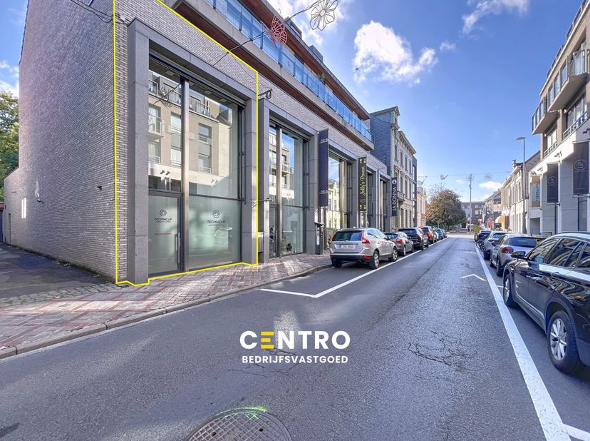 Benaderende OPPERVLAKTEN:<br />
Constructie - bewoonbare oppervlakten<br />
Gelijkvloers: 91m²<br />
Verdieping: 58 m²<br />
Terras (1°v): 27 m²<br />