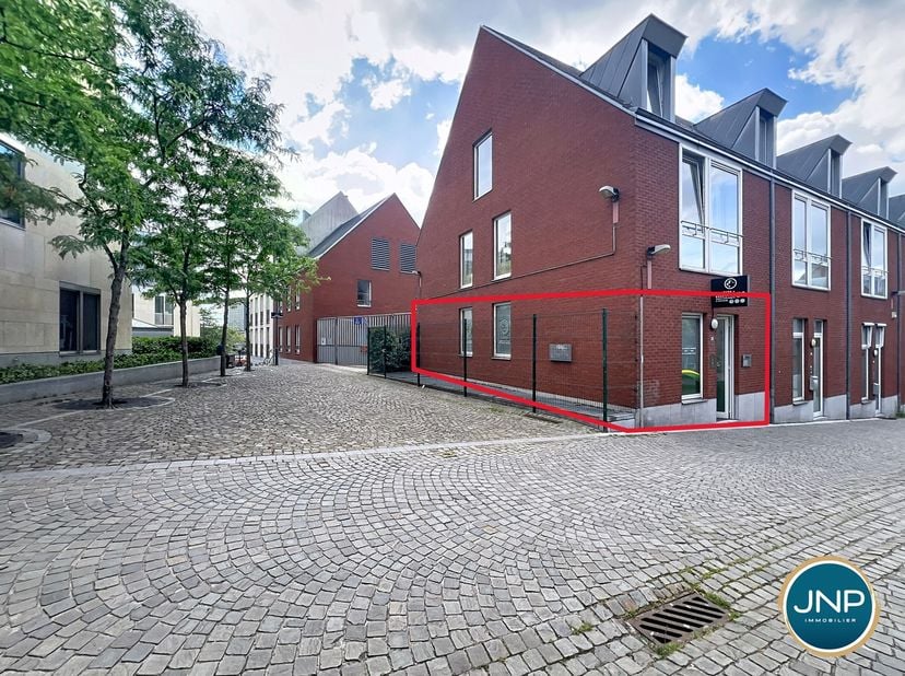 JNP Immobilier vous propose à la location un bureau idéalement situé au sein de Îlot Saint-Michel et à deux pas de la Place Saint-Lambert.<br />
Profi