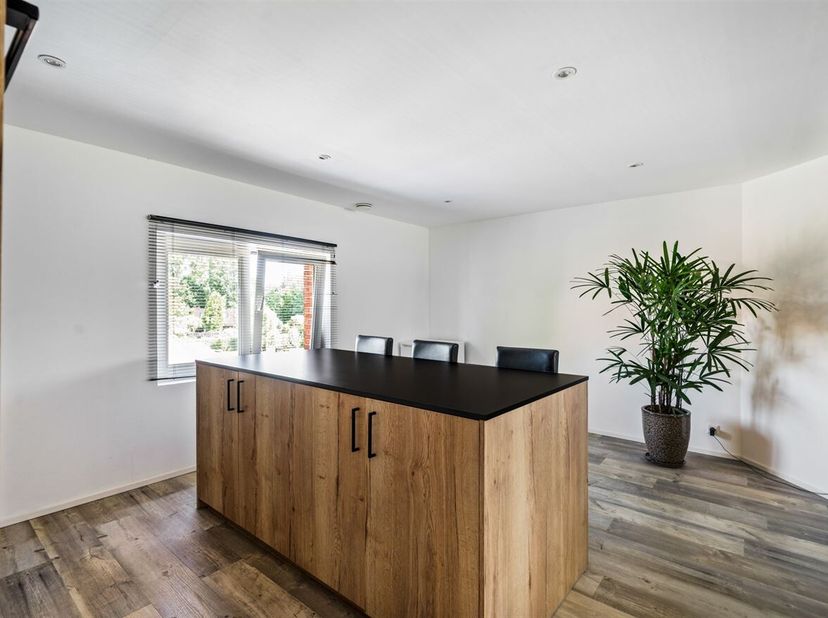 Instapklaar appartement met  ruime garage in Geel<br />
Locatie<br />
Dit appartement is gunstig gelegen aan de Oosterloseweg in Geel. Dankzij de cent