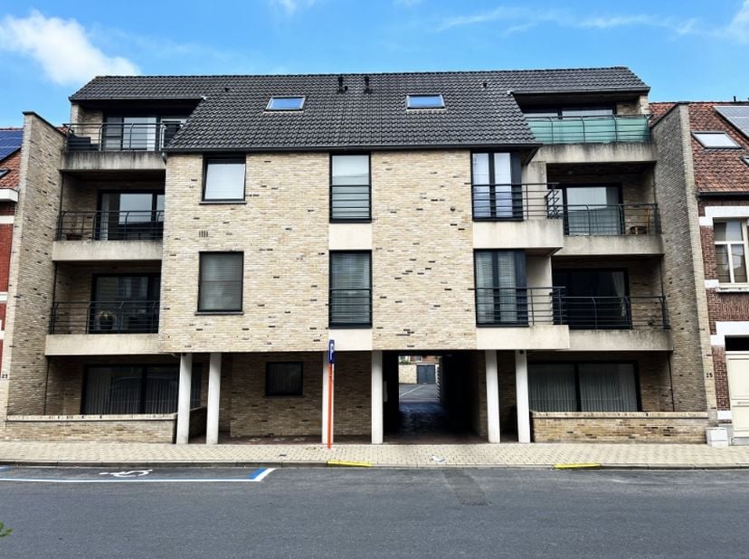 Prijs : 795 € + 50 € (zonnepanelen) - incl. syndic en garage en beschikbaar op 1 september 2026<br />
Appartement met garage, 2 slpkms en zonnepanelen