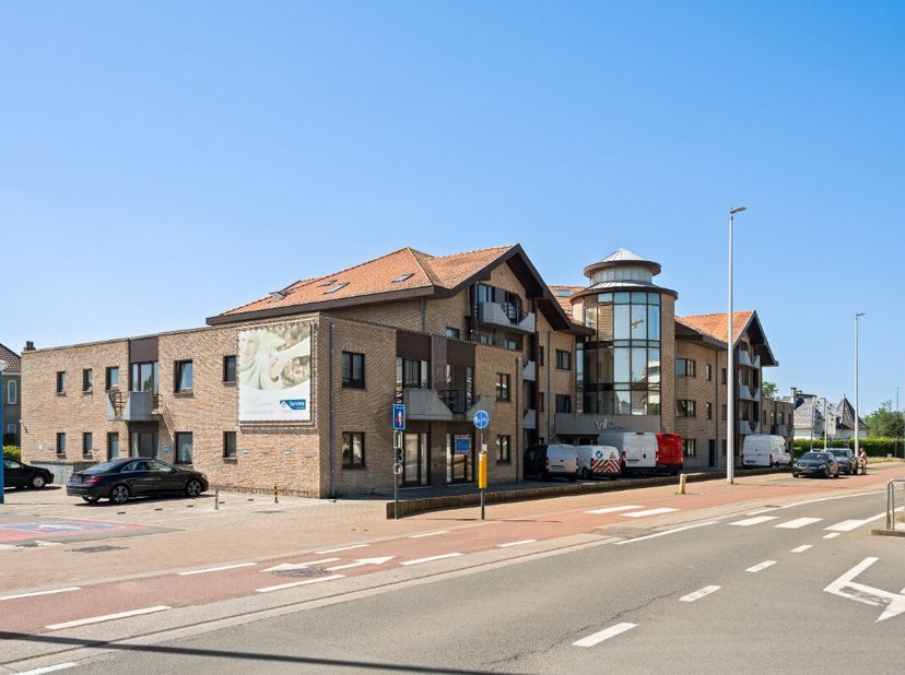 Te koop: gelijkvloers appartement in het centrum van Sint-Idesbald, op de Koninklijke Baan, nabij groene omgeving en openbaar vervoer. Dit open appart