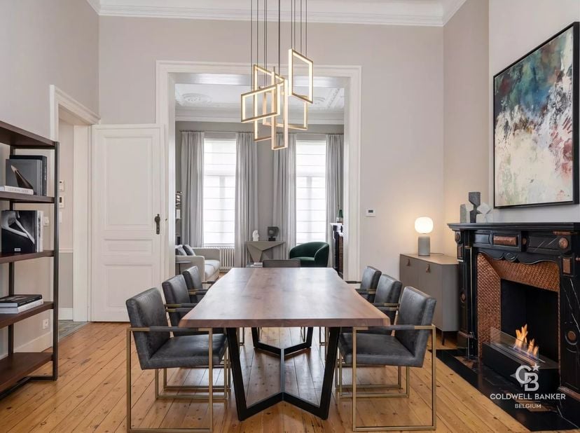 Mooie woning (+-347 m²) uit 1980, volledig gerenoveerd in 2012.<br />
Deze woning is als volgt ingedeeld:<br />
Op de begane grond: inkomhal, woon-/ee