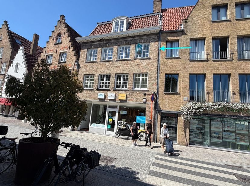 Dit lichtrijke appartement met kelder en fietsenberging is uitstekend gelegen aan ’t Zand, op wandelafstand van het station in het centrum van Brugge.