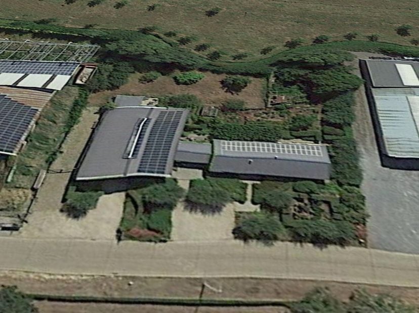 Op het industrieterrein Overhaam in Tongeren bevindt zich deze uitzonderlijke eigendom: een stijlvolle, instapklare woning met hoogwaardige afwerking