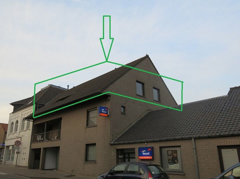 Centraal gelegen duplex-appartement in kleinschalige residentie in het centrum van Houthulst.<br />
Het appartement is als volgt ingedeeld:<br />
Geli