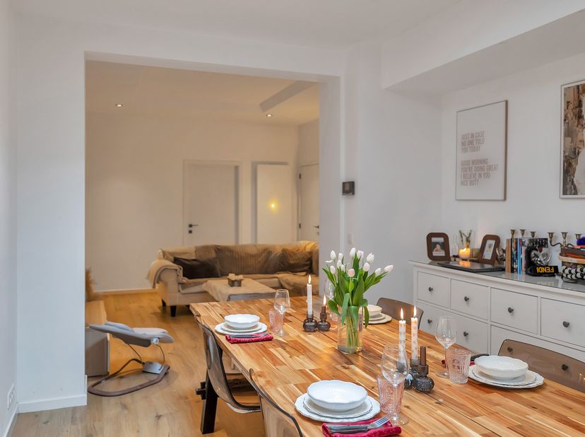 Voor meer info of een bezoek, bel 053 59 49 34. In een rustige straat te Molenbeek, bevindt zich dit gerenoveerd gelijkvloers appartement in een klein