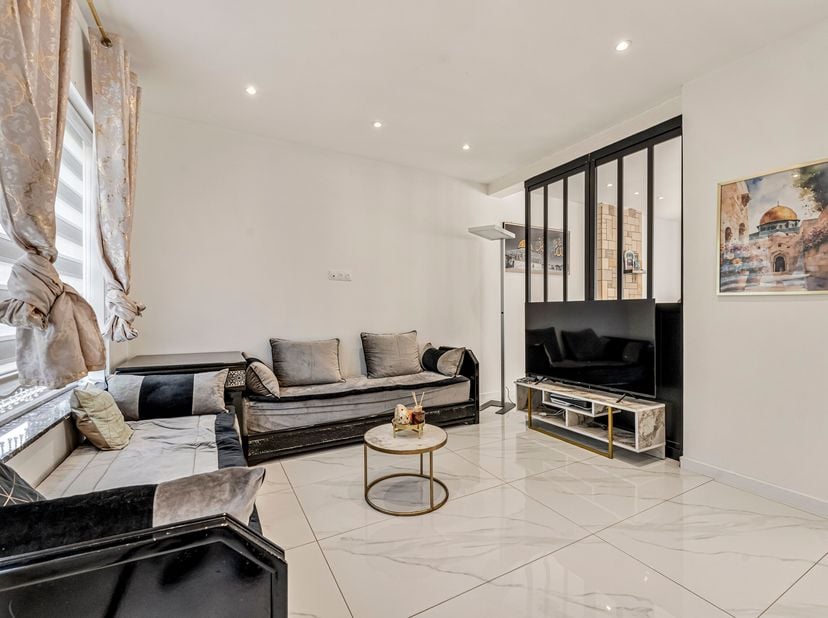 Toffe woning te koop in Menen met garage.<br />
In een doodlopende straat vinden we deze woning terug. We komen binnen in een open leefruimte met zith