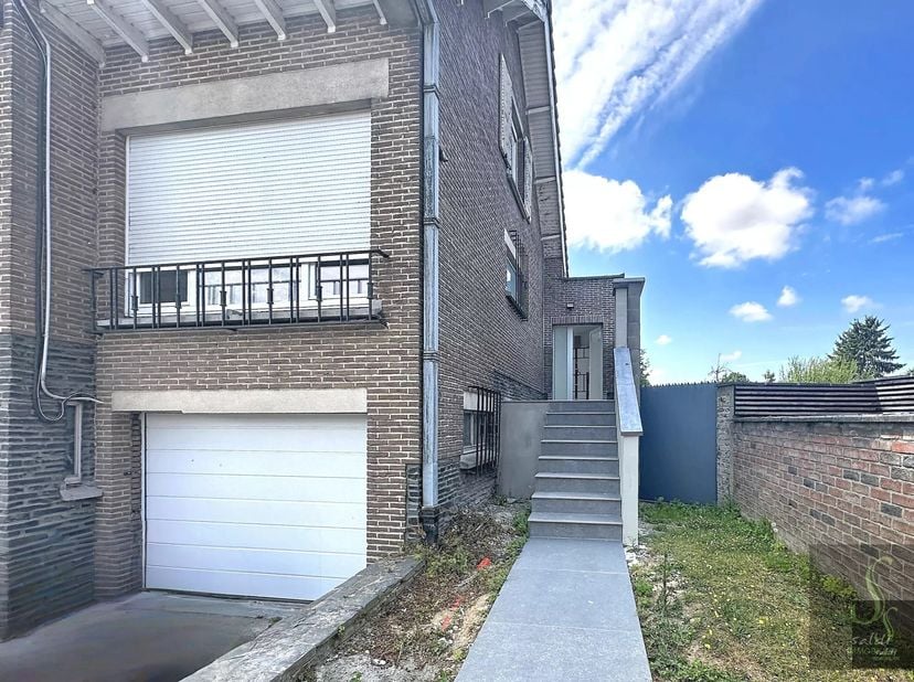 Situé à Waudrez non loin du Centre Ville de Binche, cet appartement récemment rénové vous séduira par son confort et sa luminosité.<br />
Il se compos