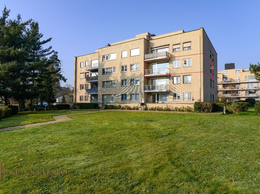 Ontdek dit gerenoveerd appartement op slechts een steenworp afstand van het bruisende centrum van Maasmechelen. Geniet van de levendige sfeer, winkels