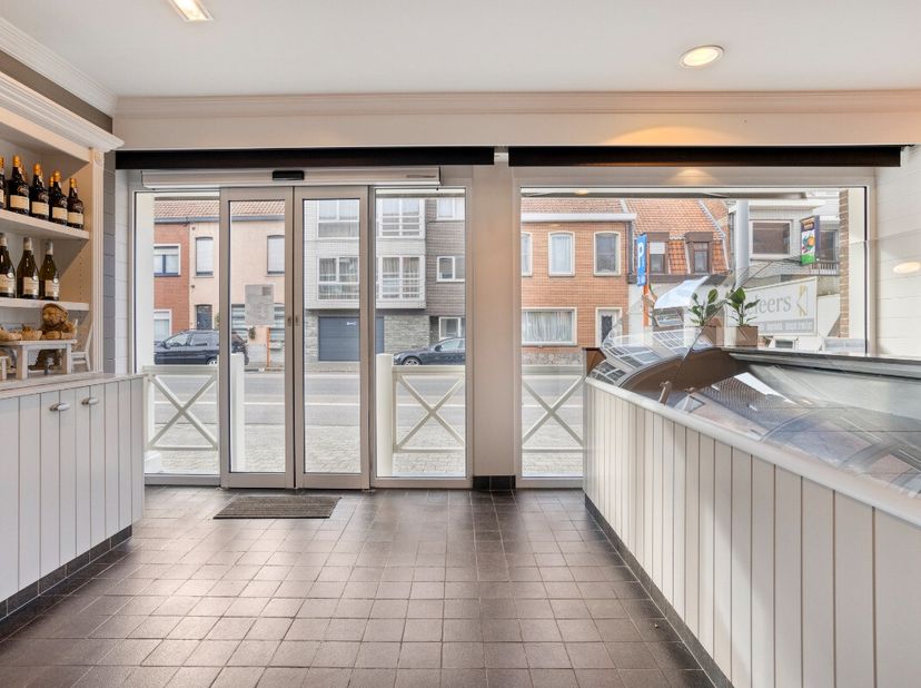Waregem : Espace commercial / bureau avec habitation attenante à vendre, idéalement situé. Ce bien se compose dun espace commercial avec, à larrière,