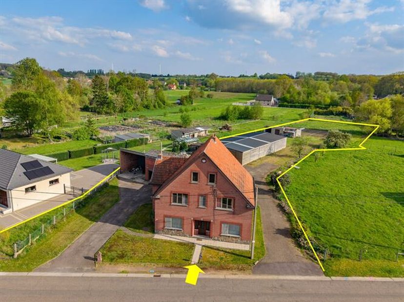 Hier koop je vooral ruimte, rust en mogelijkheden. Met een indrukwekkend perceel van 32 a 98 ca (weiland achteraan), geniet je van een prachtige lande