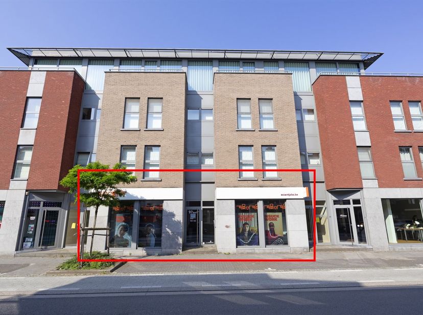 Bent u op zoek naar een representatieve kantoorruimte op een toplocatie in Hasselt? Deze moderne kantoorruimte combineert een uitstekende bereikbaarhe