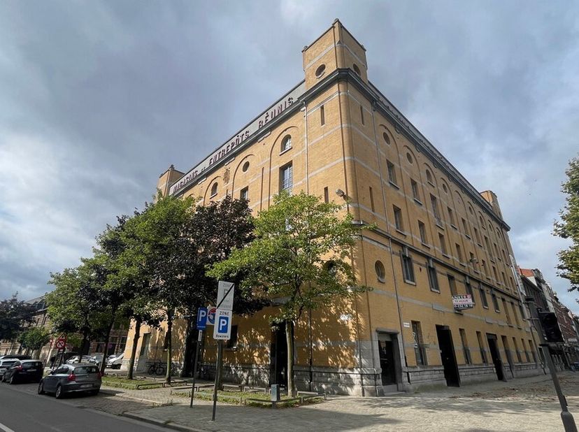 278m² de bureaux au 2ème étage d'un entrepôt imposant de style éclectique près de 't Eilandje à Anvers<br />
Emplacement : accès facile à la R1/E19 et