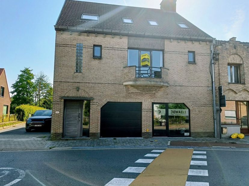 Uniek pand met ruime loods (ca. 150 m²!) in het hartje van Vlissegem, rustig gelegen en vlakbij het centrum van De Haan.<br />
Zeer ruim en smaakvol