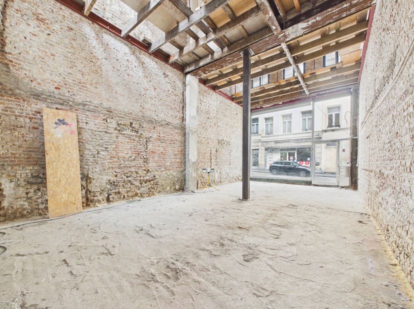 Ixelles – Flagey | Commerce &amp;amp; logement ±480 m²<br />
Situé à proximité immédiate de la Place Eugène Flagey, cet immeuble brut d’une superficie tot