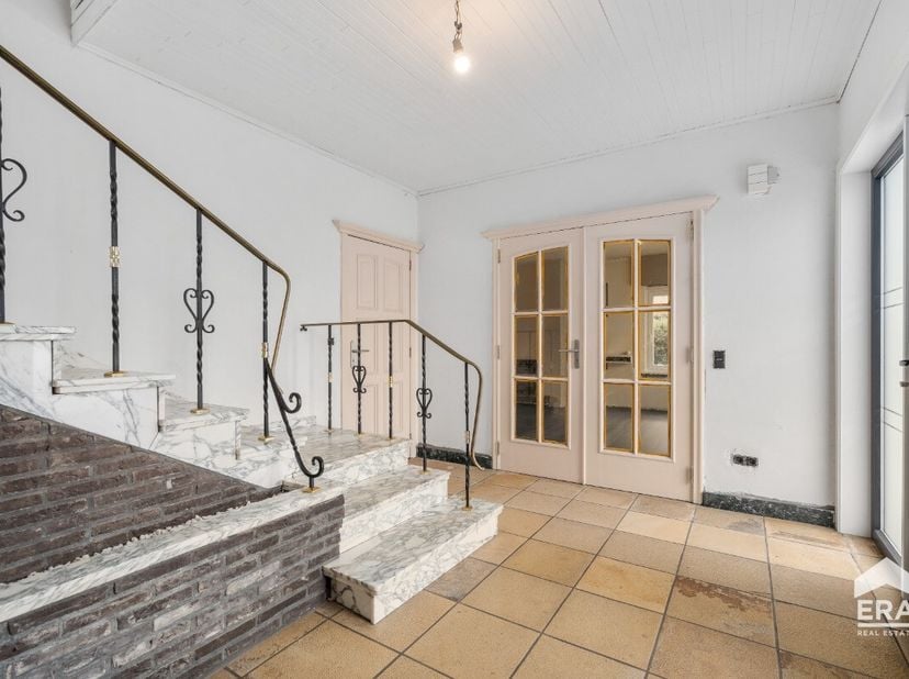 Bent u op zoek naar een woning met potentieel die u nog volledig naar eigen smaak kunt afwerken? Deze woning in Veerle-Heide biedt een mooie basis met