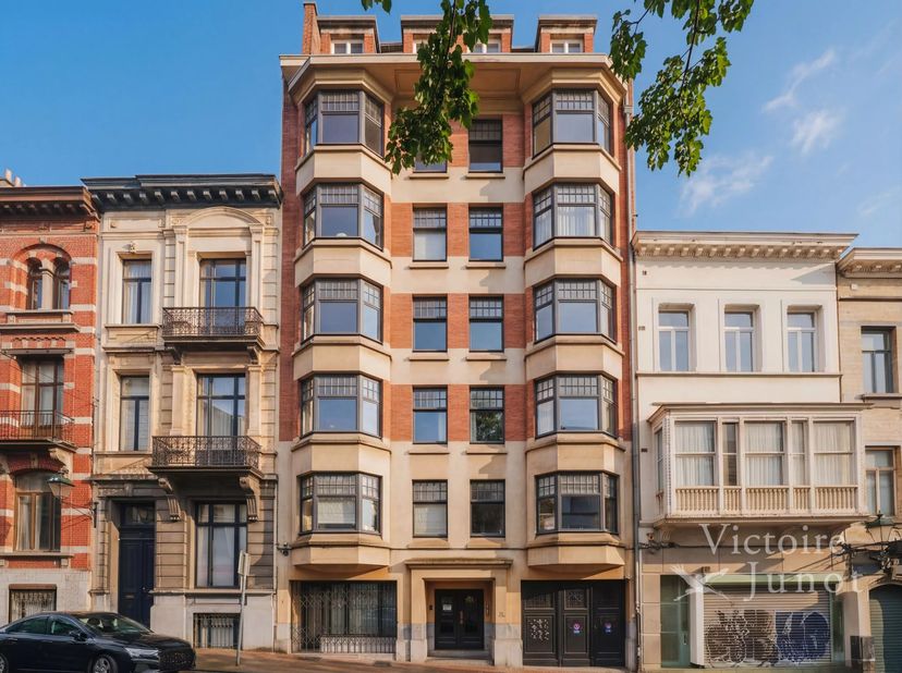 Victoire Junot vous présente en exclusivité ce bel appartement de charme de ±116 m². Cet espace élégant comprend un séjour spacieux, une cuisine de ca