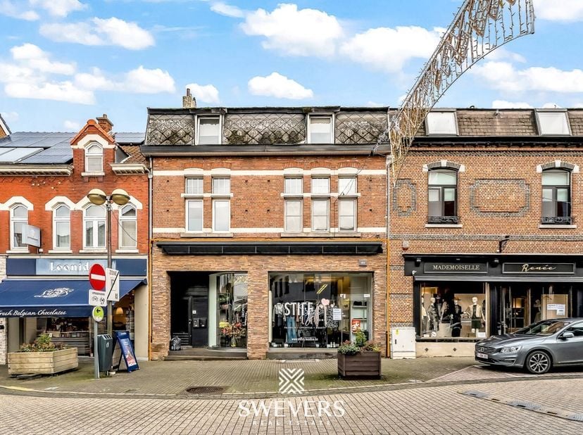 Voor meer info en fotos, surf naar www.swevers.be  instapklaar handelspand met veel potentieel in het centrum van Beringen. Dit commerciële pand op de