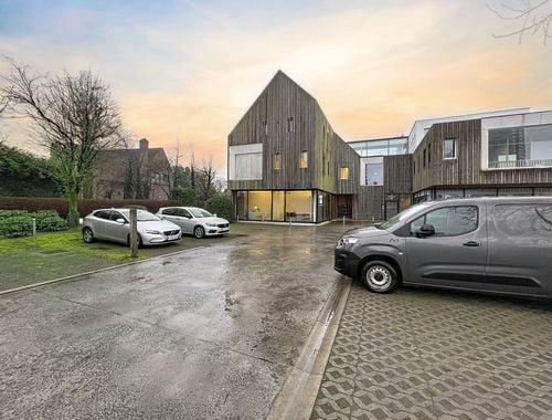                                         Bureaux à louer à Sint-Denijs-Westrem, € 2.950
