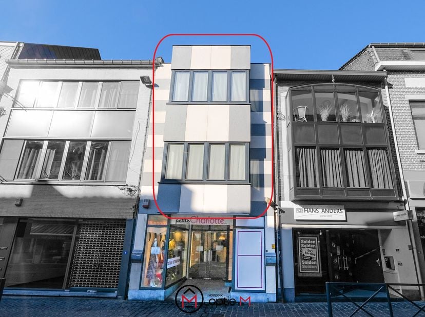 Ben je op zoek naar een appartement om te kopen in Bilzen dat meteen een mooi rendement kan opleveren? Dan is dit ruime appartement van 104 m², gelege